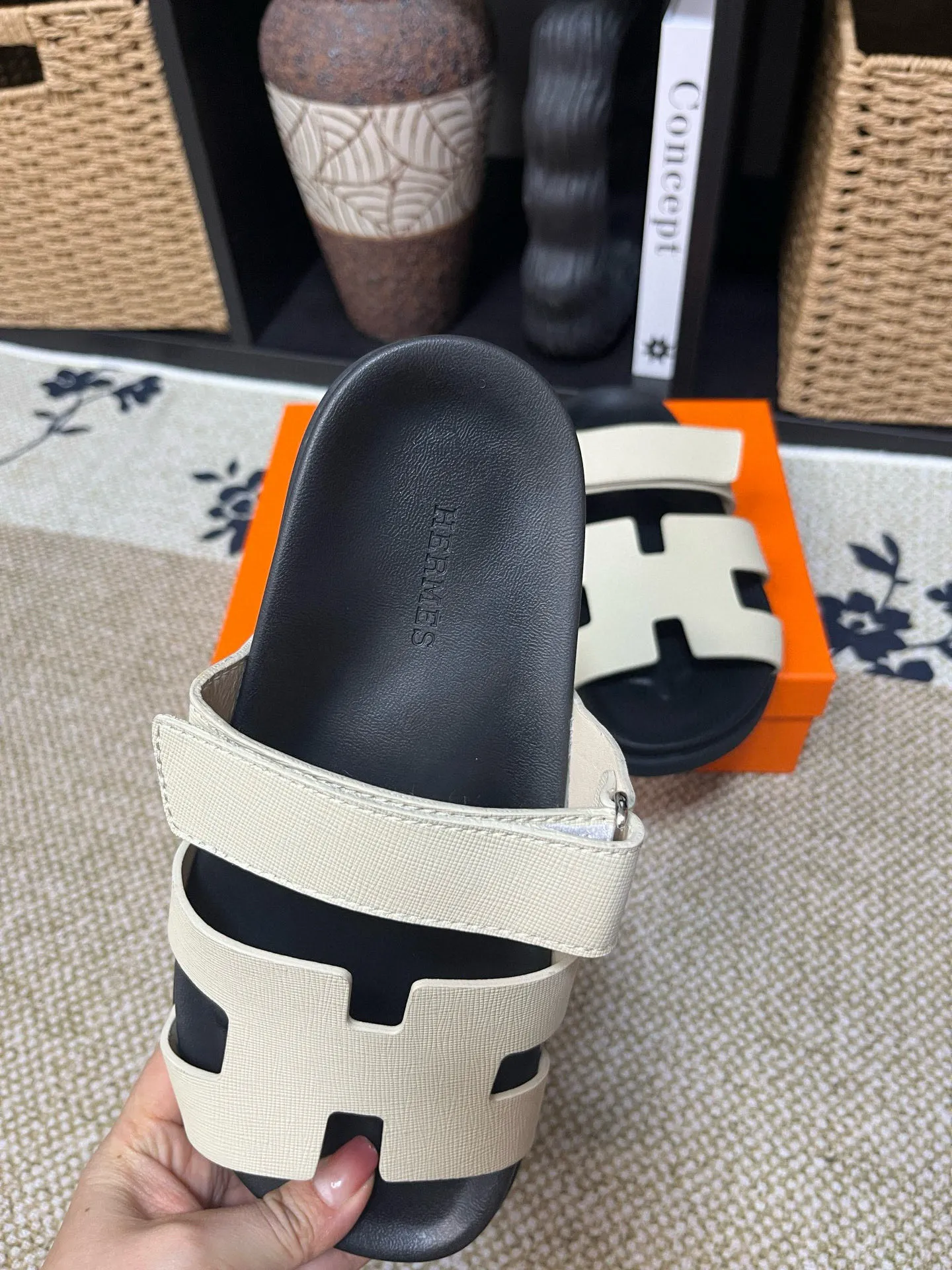 P300 Long-term stock Hermes men’s Kazimir slippers for couples - top quality woven calfskin functional sandals with intertwined uppers inspired by the “H” iconic pattern to create a casual look, perfect for summer. Imported cowhide + cowhide lining + TUP outsole Size: 35-46